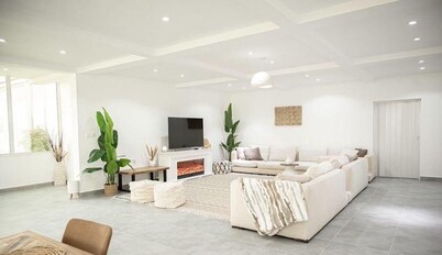 Ain Al Damany 4-bedroom Desert Villa with BBQ Loung & Safari Attraction