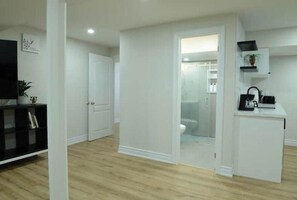Interior - Spacious 2-Bed-Room near Yonge & Major Mackenzie (Richmond Hill)