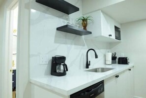 Fridge, microwave, oven, stovetop - Spacious 2-Bed-Room near Yonge & Major Mackenzie (Richmond Hill)