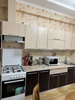 Microonde, forno, piano cottura, pentole/stoviglie/utensili