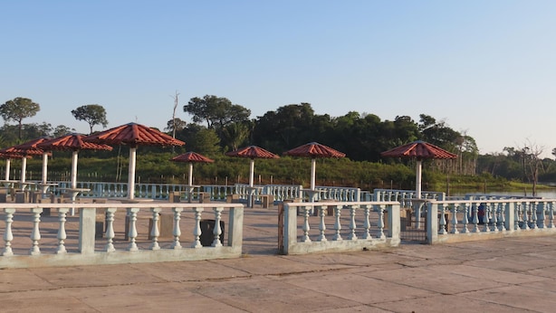 A paved area with a series of red-tiled umbrellas and white balustrades. - Hotel Agrotur (Manaus)