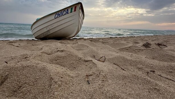 A boat named CHICA on a sandy beach with the ocean in the background. - Mediterranea Suite holiday home (Gela)