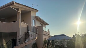 A two-story building with a balcony and a satellite dish. - Mediterranea Suite holiday home (Gela)