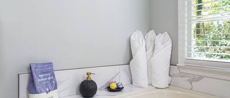 Hårføner, håndklær, såpe og toalettpapir