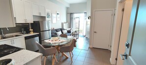 Interior - 💖 Entire Apartment: 1 Bedroom + 1 Bathroom · high ceilings · quiet place (Oakville)