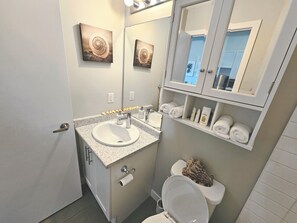 Hair dryer, towels, soap, toilet paper - 💖 Entire Apartment: 1 Bedroom + 1 Bathroom · high ceilings · quiet place (Oakville)