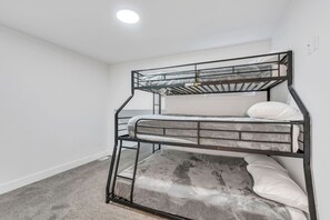 6 bedrooms, travel cot, WiFi, bed sheets