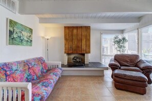 Living area - South Mission Oceanview Beach Duplex (San Diego)