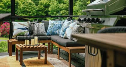 Retro 70's Throwback Chalet-Sleeps 12-Game Room-Fire Pit-Bunk Room-Hot Tub-Sauna