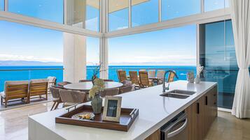 Apartamento superluxo, 4 quartos, sacada, vista para o oceano | Cozinha privada | Cafeteira/chaleira, chaleira elétrica, torradeira