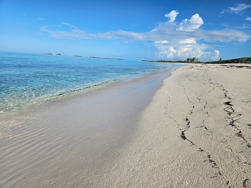 SHIPWRECKED
Charming 1 bedroom house on the beautiful island of Green Turtle Cay