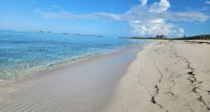 SHIPWRECKED
Charming 1 bedroom house on the beautiful island of Green Turtle Cay