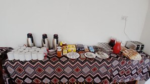 Café da manhã com pratos da culinária local grátis todos os dias