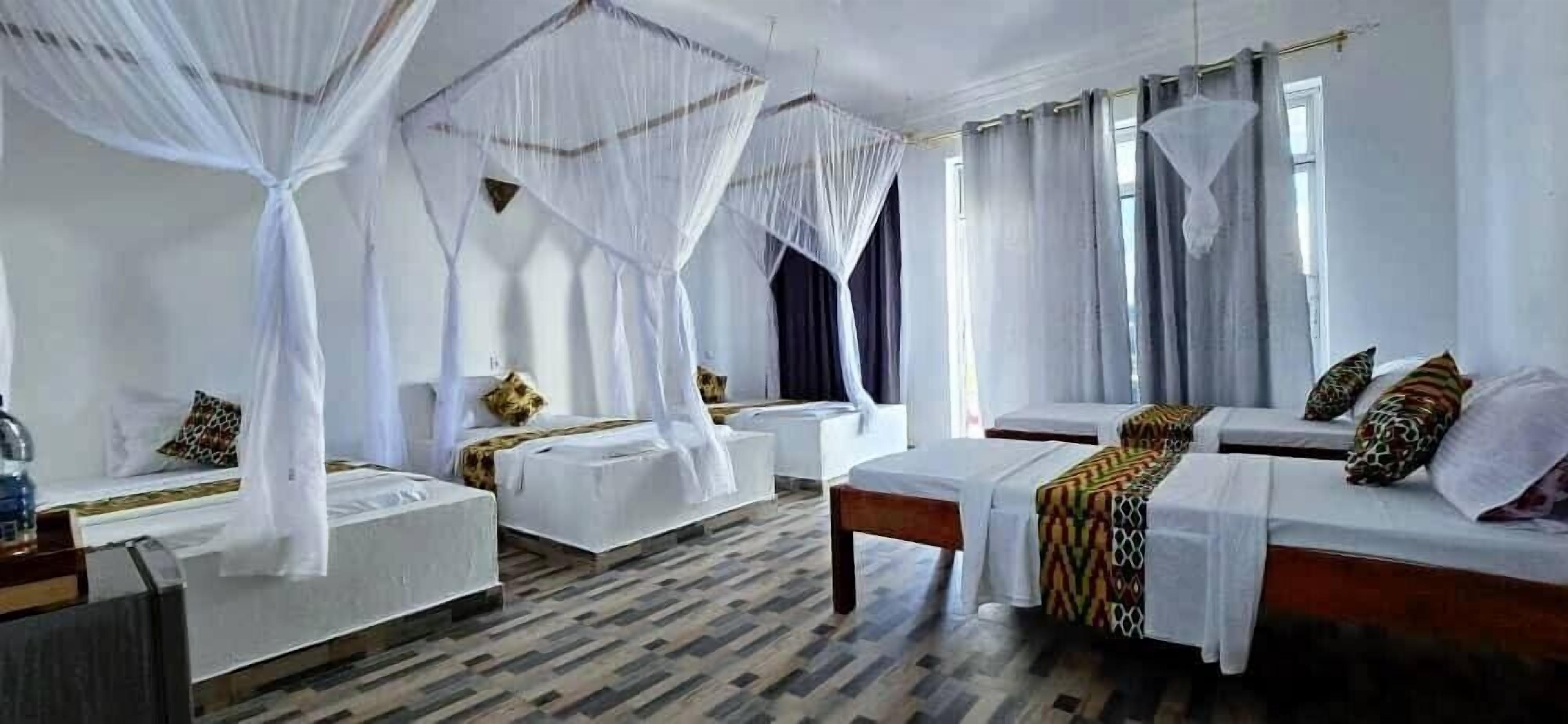 Quadruple Room | In-room safe, iron/ironing board, free WiFi