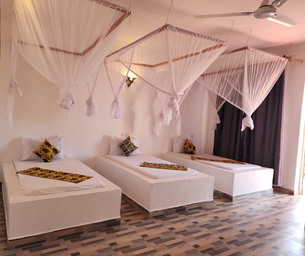 Quadruple Room | In-room safe, iron/ironing board, free WiFi