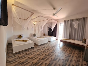 Caja de seguridad en la habitación y tabla de planchar con plancha