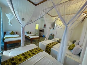 Habitación cuádruple | Caja de seguridad en la habitación y tabla de planchar con plancha 