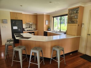 Private kitchen - Nestled in the peaceful heart of tranquil Safety Beach only minutes from beach (Safety Beach)
