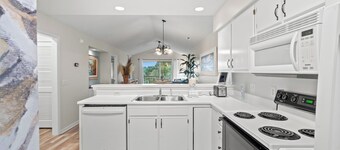 "Safe Harbor" Stunning Golf & Lake Views
2 Bedroom 2 Bath
Professionally Cleaned