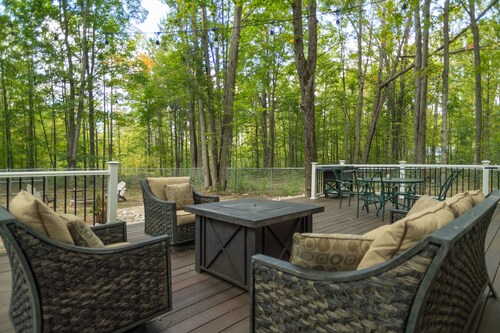 3-bedroom chalet in fabulous Lakes of the North with AC, WiFi