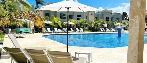 Yksityinen ranta, valkoista hiekkaa, ilmaiset rantakuljetukset