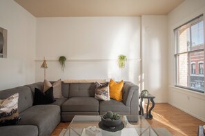 TV - Spacious 2-Bedroom Condo in Downtown Victoria (Victoria)