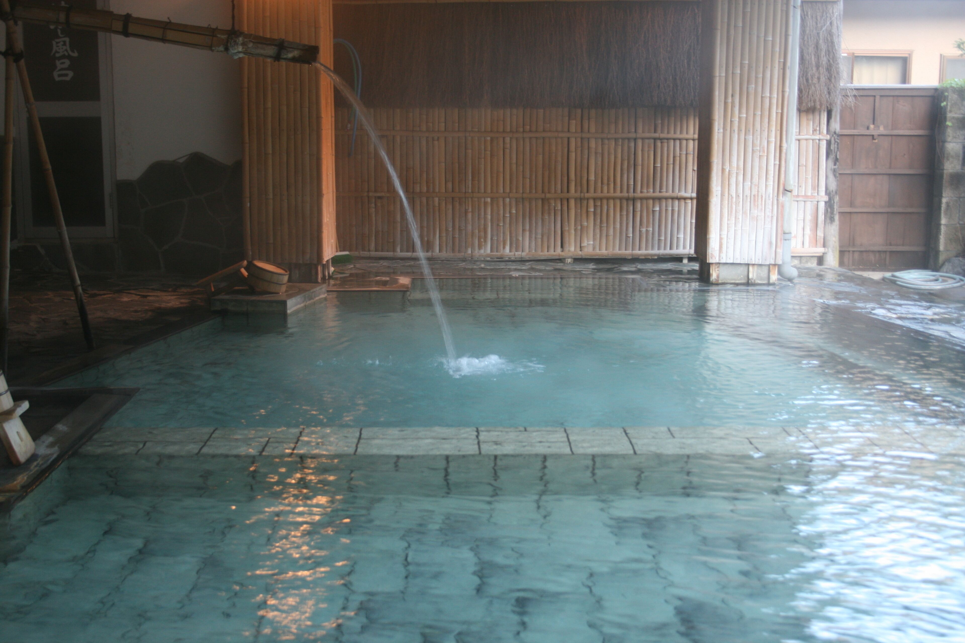 ينابيع ساخنة