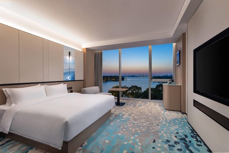 Room, 1 King Bed, Non Smoking, Lake View