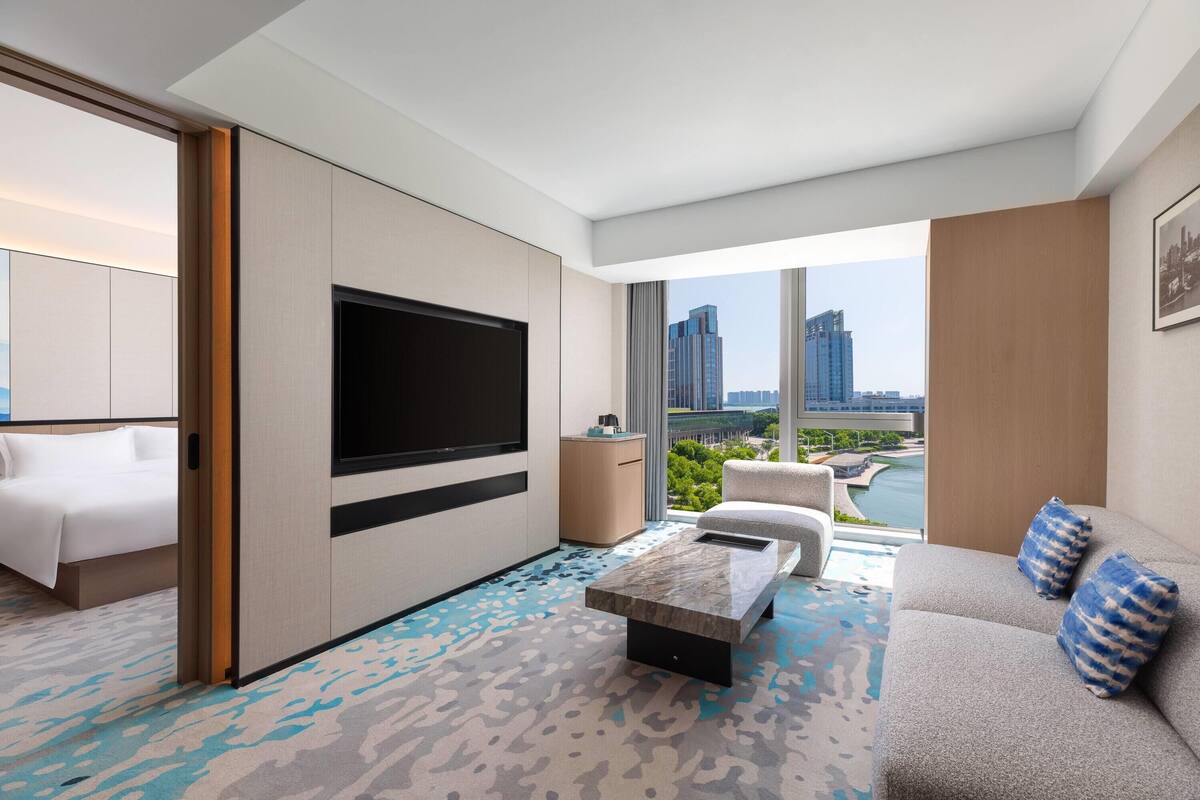Executive Suite, 1 King Bed, Non Smoking