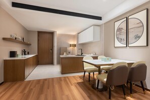 Executive Suite, 1 King Bed, Non Smoking, Lake View (Smart) - Days Hotel By Wyndham Yancheng Hi-Tech Park (Yancheng)