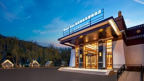 Entrada de hotel con un letrero que dice 'Days Inn by Wyndham'.