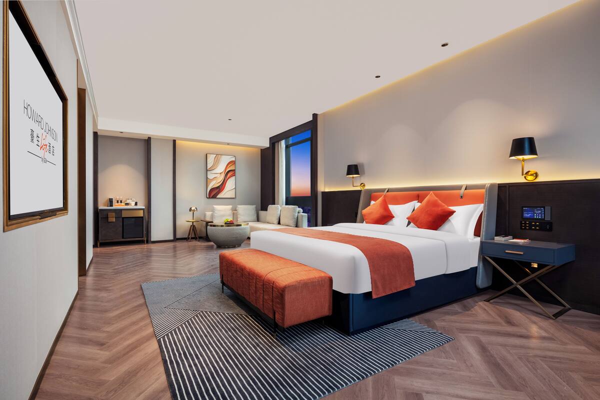 Suite, 1 King Bed, Smoking (Life)