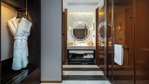 Suite, 1 très grand lit, fumeur (Life) | Salle de bain | Pantoufles