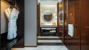 Suite, 1 cama de matrimonio grande, fumadores (Life) | Baño | Zapatillas