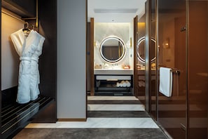 Suite, 1 très grand lit, fumeur (Life) | Salle de bain | Pantoufles
