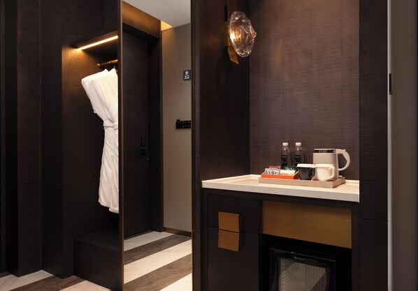 A hotel bathroom with a towel rack, a sink with toiletries, and a mirror. - Howard Johnson Life Qingyang Chengdu (Chengdu)