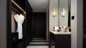 A modern bathroom with a large mirror, a towel rack, and a sink with a coffee machine. - Howard Johnson Life Qingyang Chengdu (Chengdu)