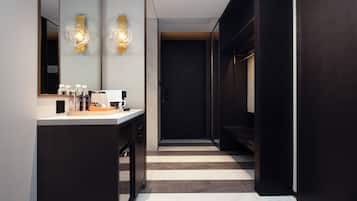 Un bagno moderno con un mobile lavabo, uno specchio e due luci a parete.