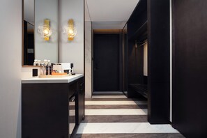 A modern bathroom with a vanity, mirror, and two wall-mounted lights. - Howard Johnson Life Qingyang Chengdu (Chengdu)