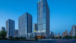 Ein modernes Hochhaus mit einem auffälligen Schild, das "WYNDHAM GARDEN" zeigt.