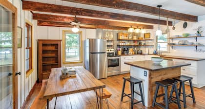 Lake Wateree Retreat: Dock & Screened Porch!