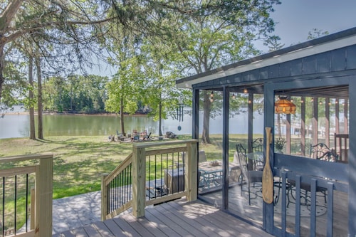 Lake Wateree Retreat: Dock & Screened Porch!