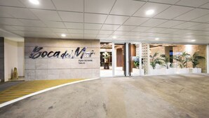 En hotellentréd med en skylt som visar texten: ”Boca de la Muerte Aparta Hotel Torres, I”.