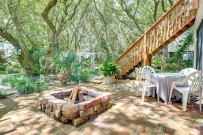 Outdoor dining - Walk to North Topsail Shores: Beach House w/ Gear! (North Topsail Beach)