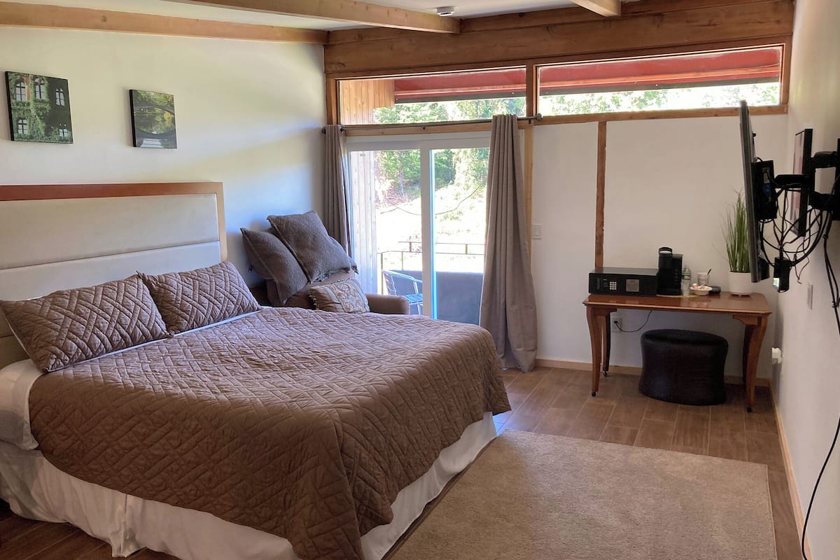 Habitació doble Deluxe, 1 llit de matrimoni gran | Caixa forta a l'habitació, wifi gratuïta i roba de llit