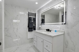 Ducha, secador de pelo, jabón, shampoo