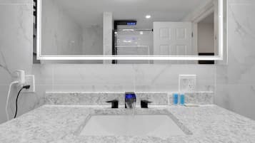 Dutxa, assecador de cabells, sabó i xampú