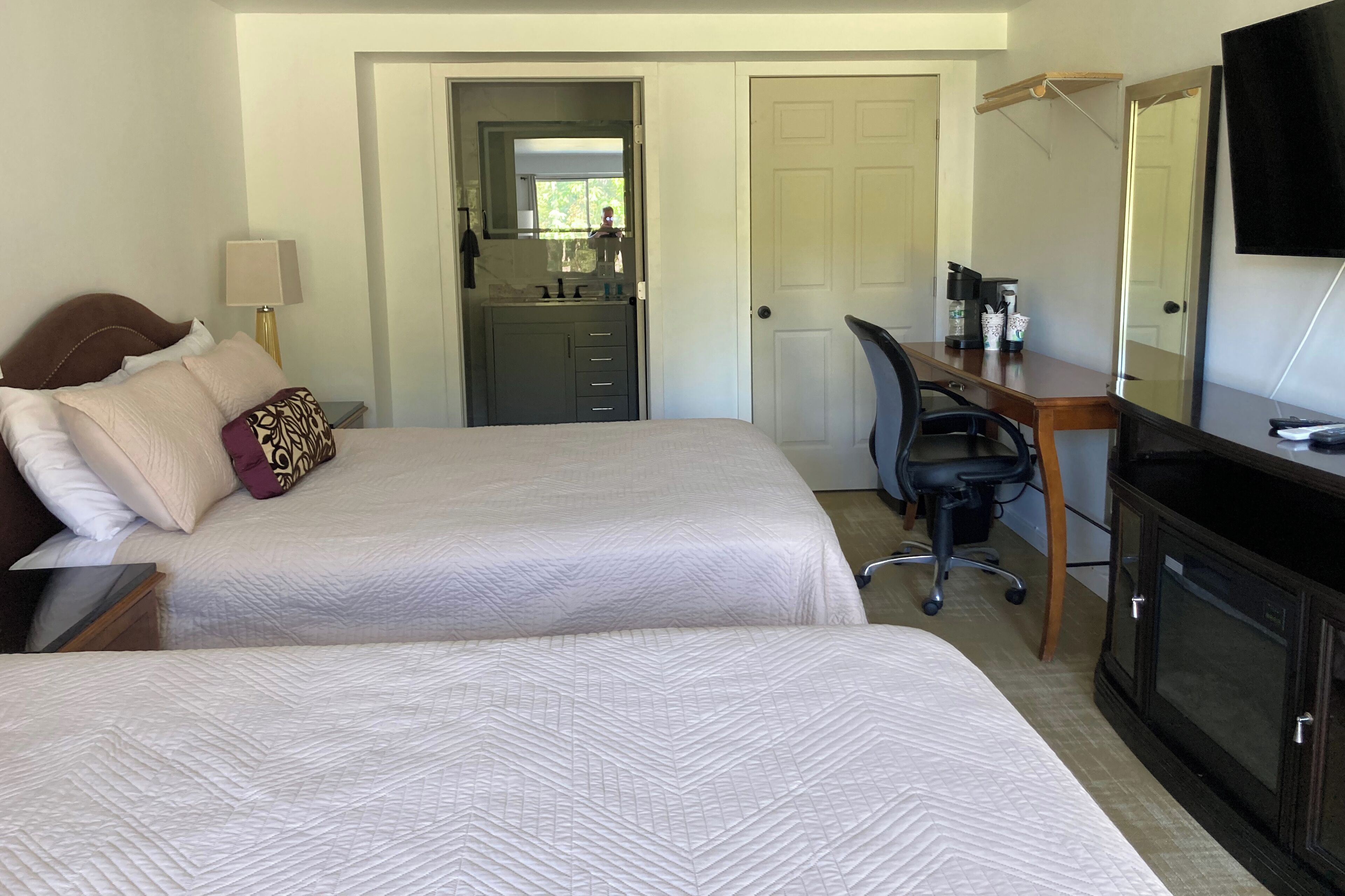 Vierpersoonskamer, 2 queensize bedden | Een kluis op de kamer, gratis wifi, beddengoed