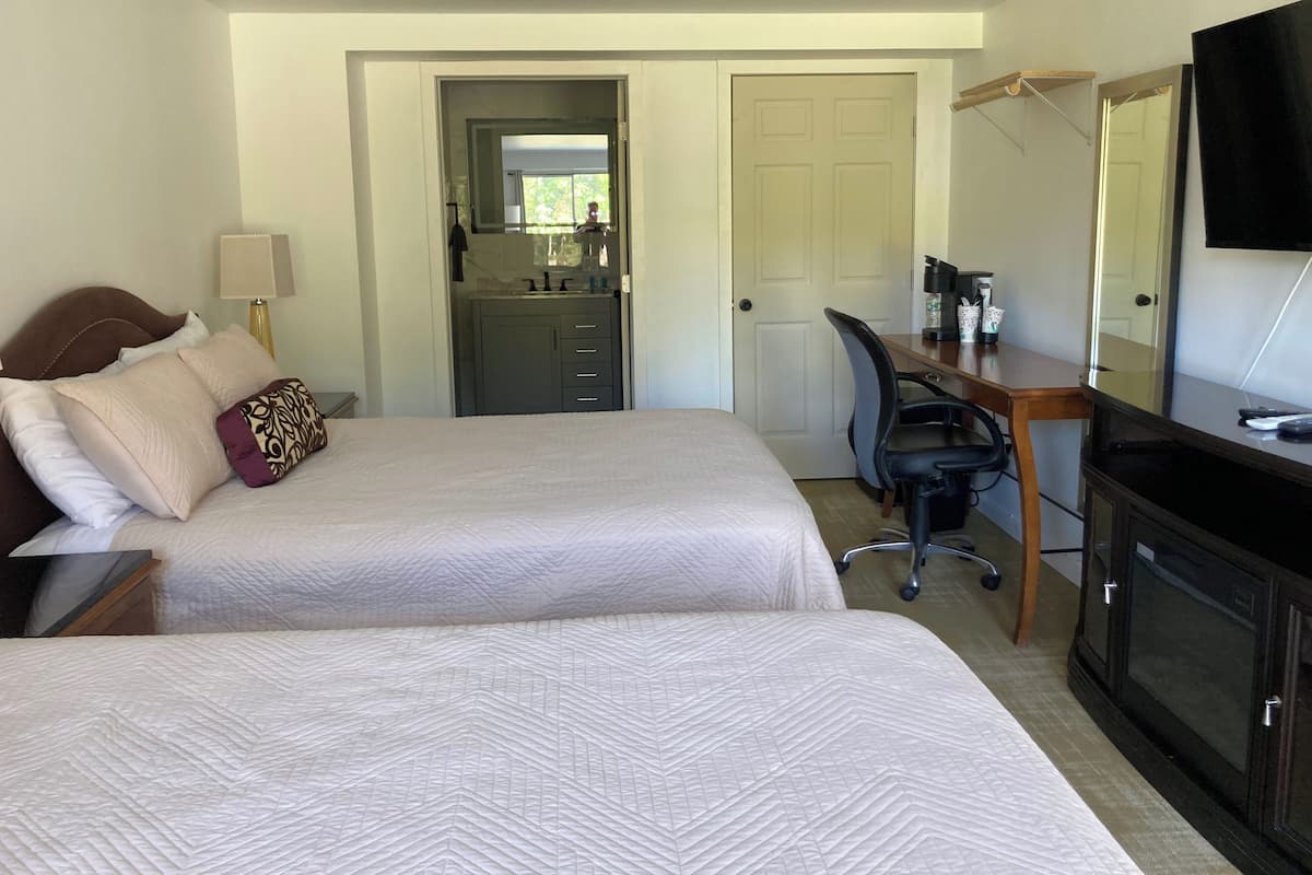 Chambre Quadruple, 2 grands lits | Coffres-forts dans les chambres, Wi-Fi gratuit, draps fournis