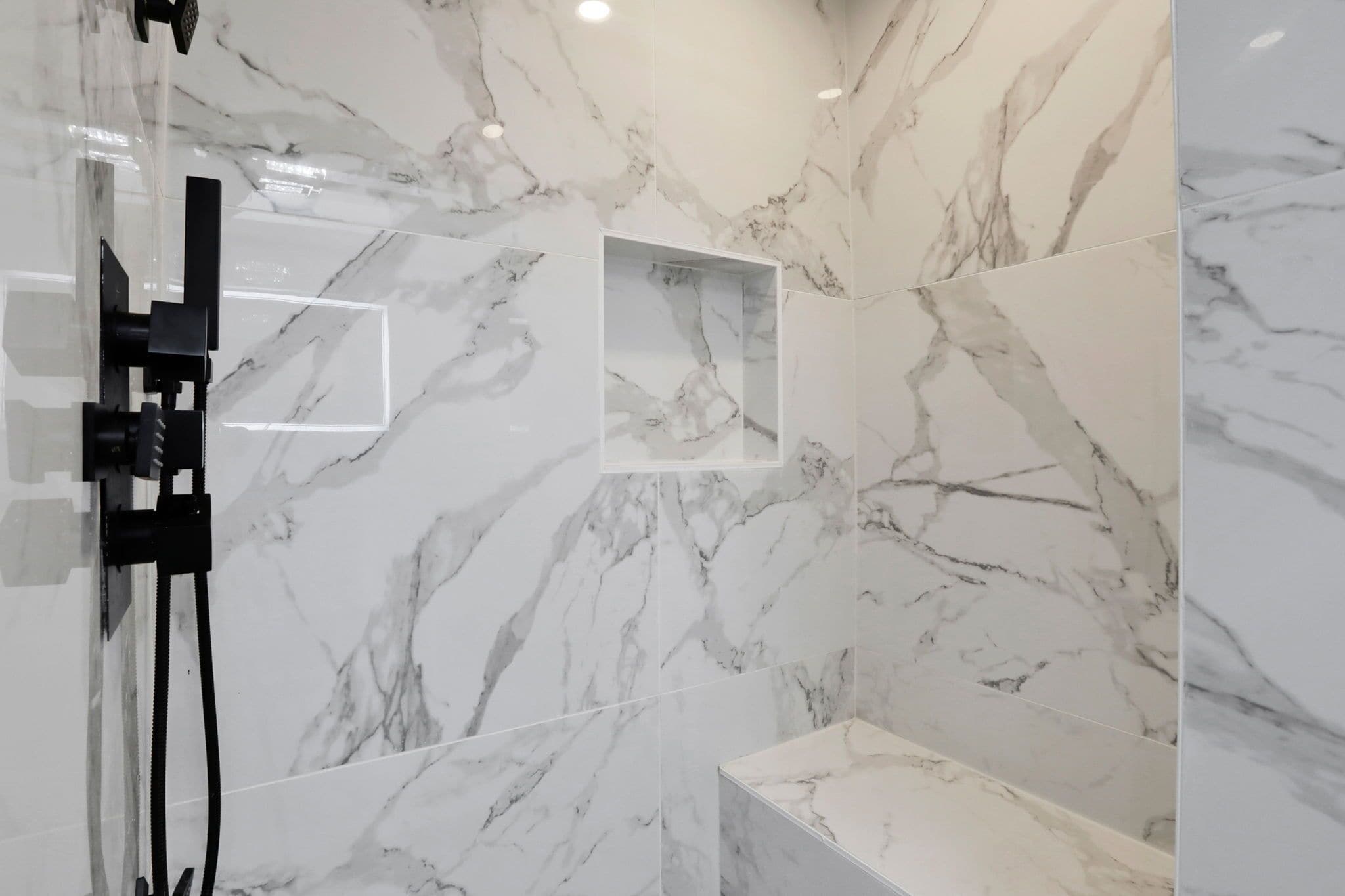 Vierpersoonskamer, 2 queensize bedden | Badkamer | Een douche, een haardroger, zeep, shampoo